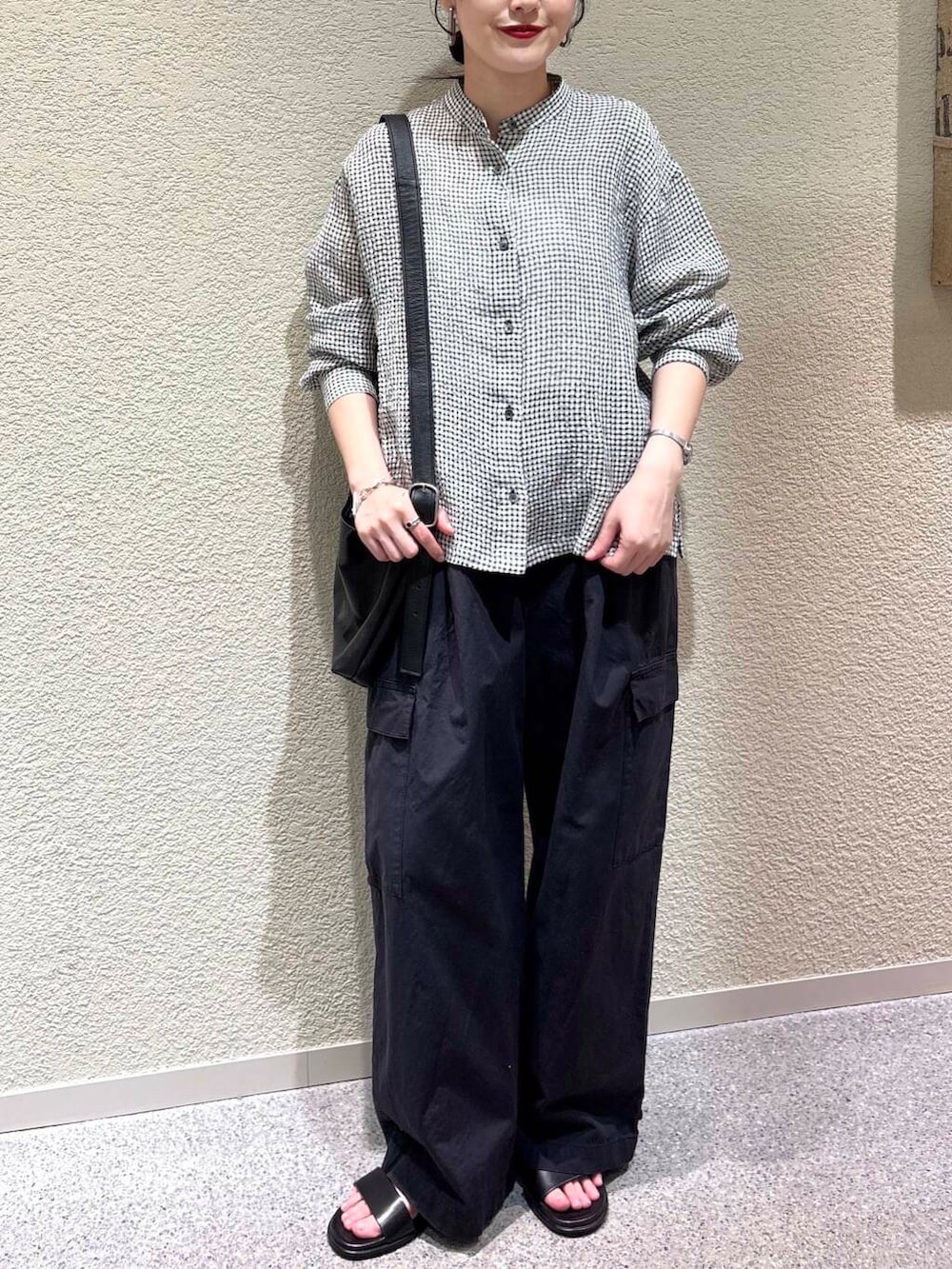 ブラック系のその他パンツ、ホワイト系のシャツ/ブラウスを着用したレディースの春コーディネートの4枚目の写真