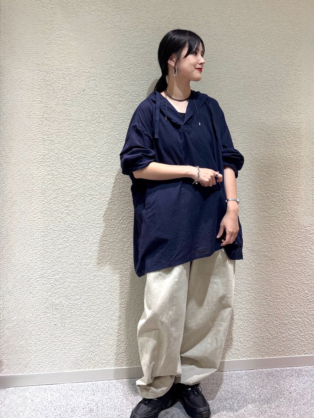 ブルー系のシャツ/ブラウス、ホワイト系のその他パンツ、ホワイト系のその他パンツを着用したレディースの秋コーディネートの6枚目の写真