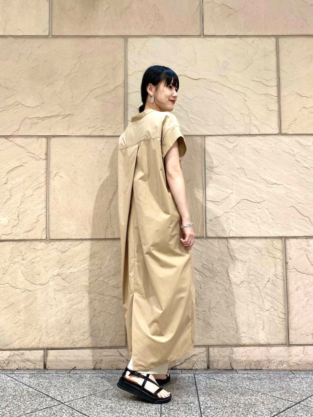 ベージュ系のその他パンツ、ベージュ系のワンピースを着用したレディースの夏コーディネートの4枚目の写真