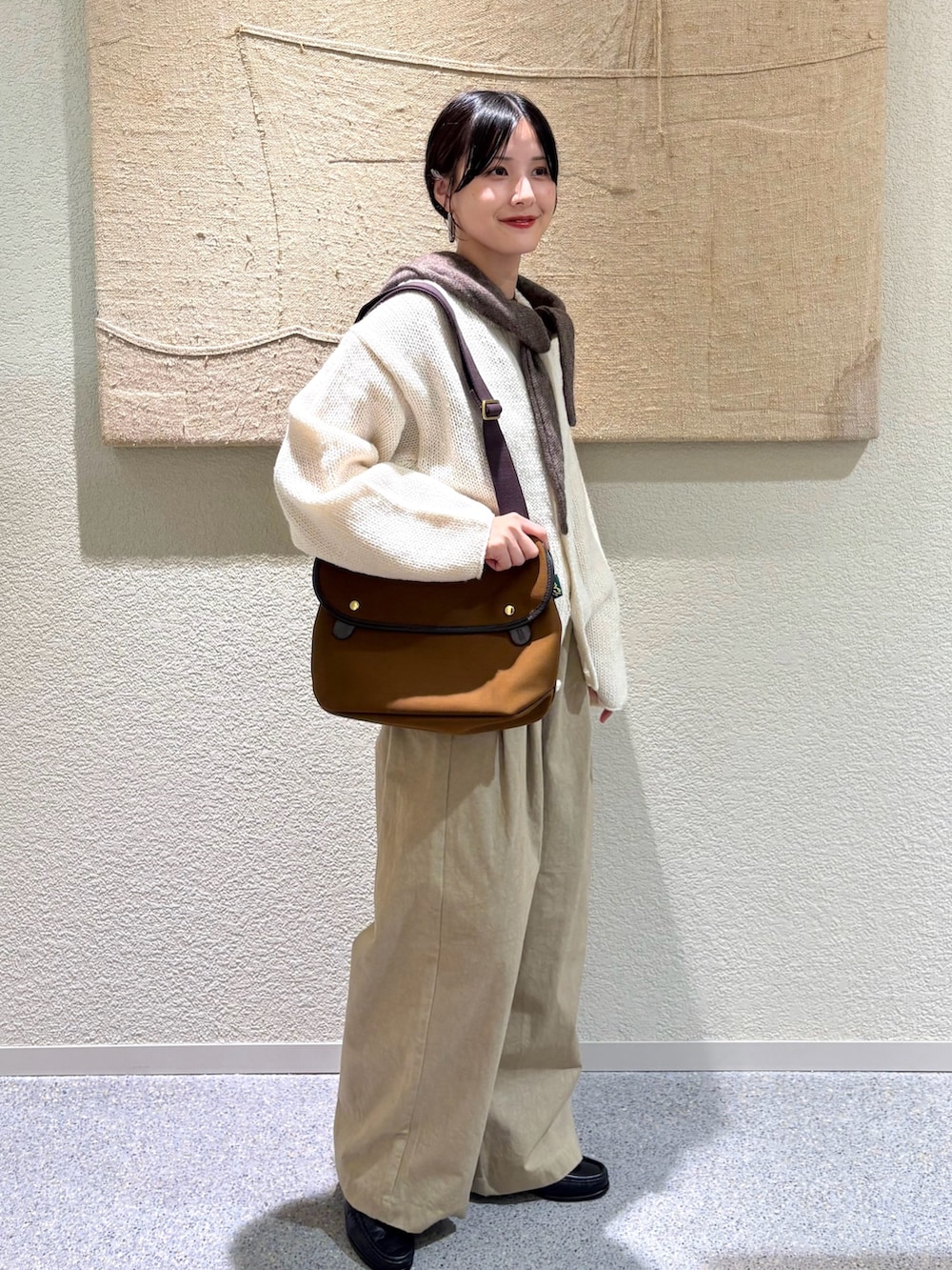 ホワイト系のニット/セーター、ホワイト系のニット/セーター、ベージュ系のその他パンツを着用したレディースの秋コーディネートの2枚目の写真