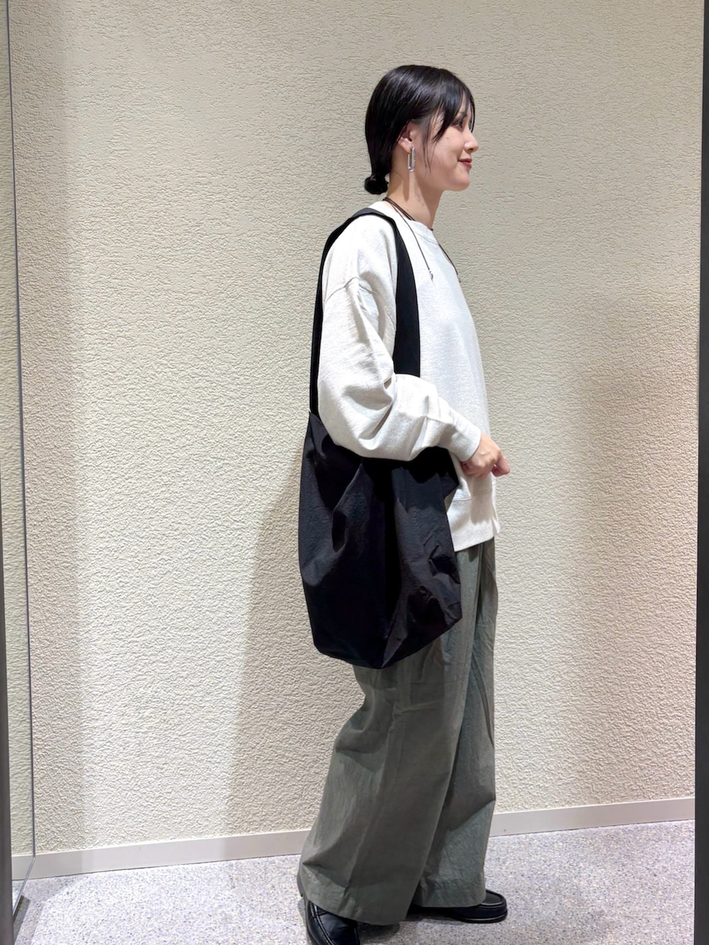 ベージュ系のスウェット、ベージュ系のスウェット、グリーン系のその他パンツを着用したレディースの秋コーディネートの2枚目の写真