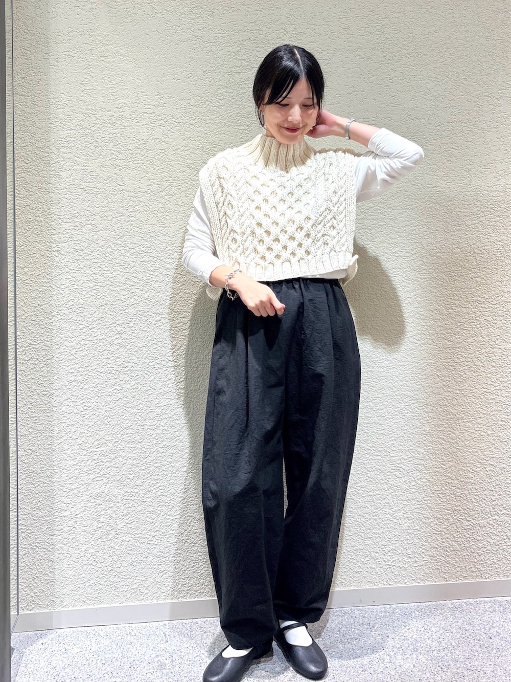 ブラウン系のその他アウター、ホワイト系のニット/セーター、ホワイト系のTシャツ/カットソーを着用したレディースの秋コーディネートの4枚目の写真