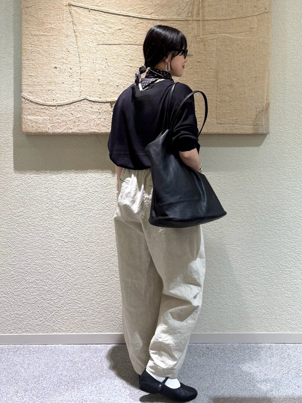 ベージュ系のその他パンツ、ブラック系のトートバッグ、ブラック系のバレエシューズを着用したレディースの秋コーディネートの3枚目の写真
