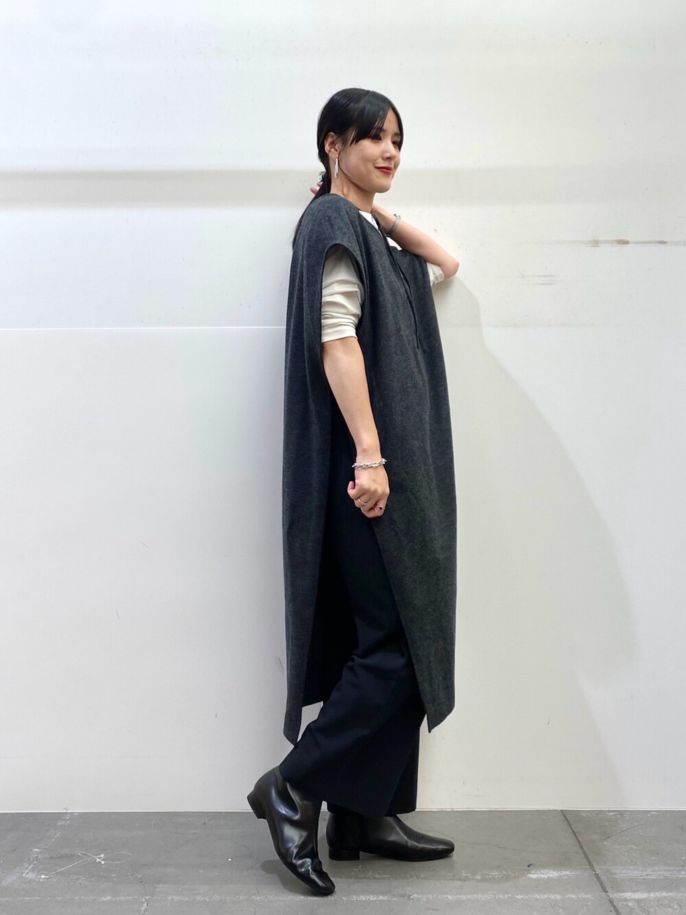 ホワイト系のTシャツ/カットソー、グレー系のワンピース、ブラック系のその他パンツを着用したレディースの秋コーディネートの2枚目の写真