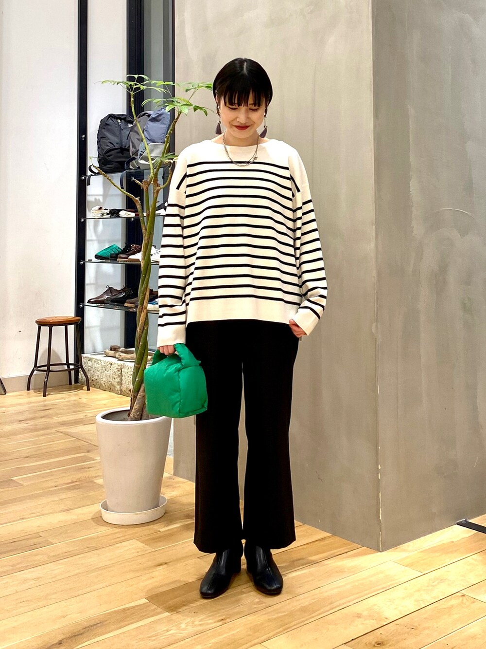 ブラック系のブルゾン、ホワイト系のニット/セーター、ブラック系のその他パンツを着用したレディースの冬コーディネートの3枚目の写真