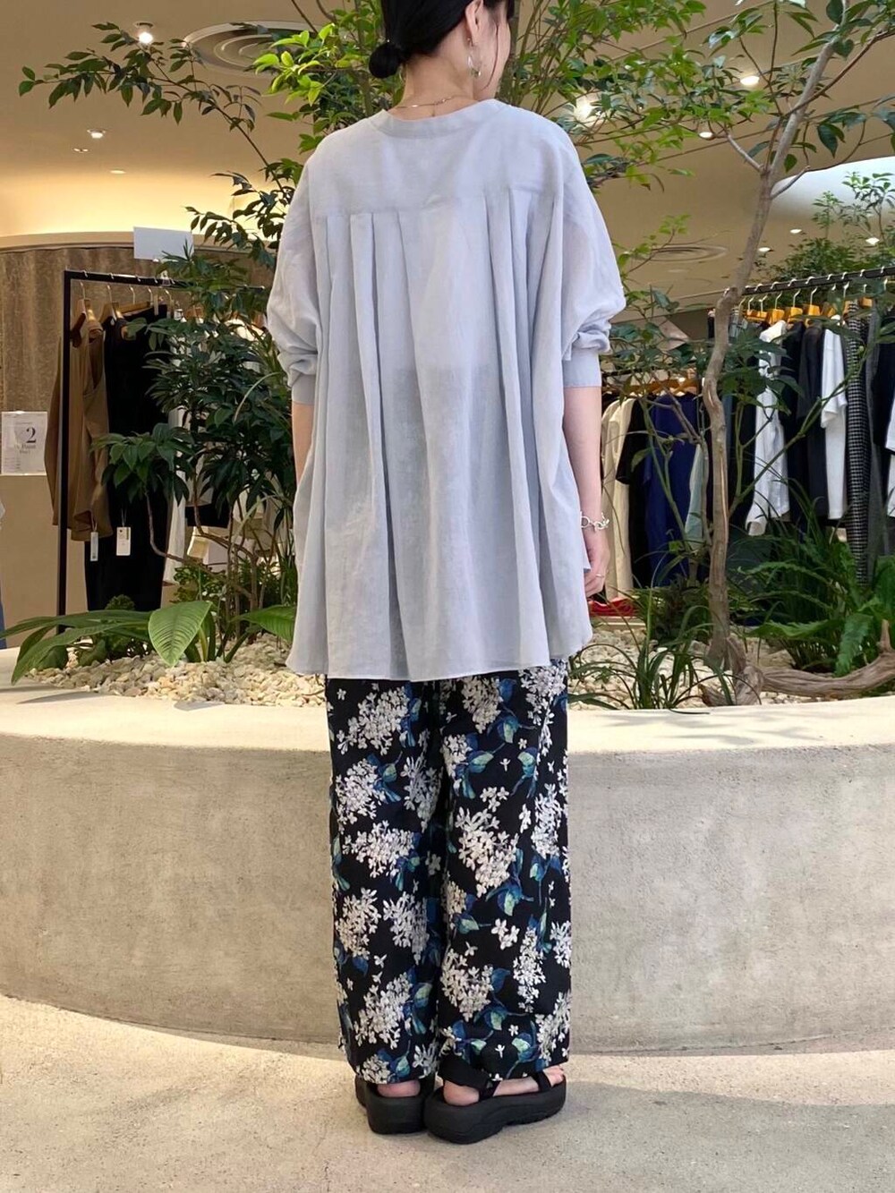 ブラック系のその他パンツ、グレー系のシャツ/ブラウス、ホワイト系のタンクトップを着用したレディースの夏コーディネートの6枚目の写真