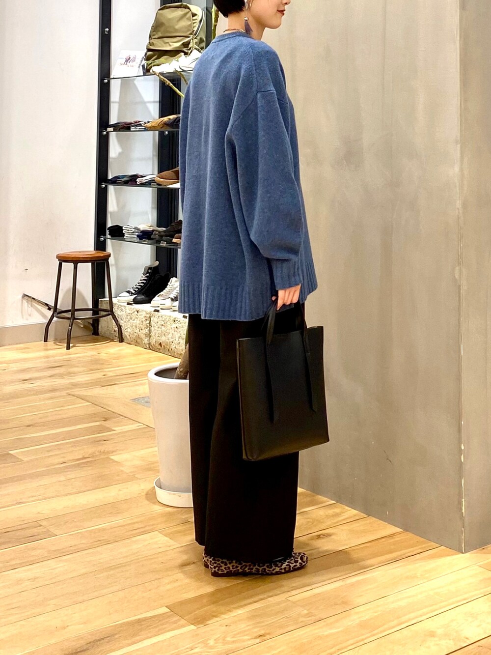 「きれいめカジュアル、休日スタイル、シンプルコーデ、大人カジュアル、冬コーデ、古着MIX、クリスマスに着たい服、マイベストコーデ2022、ニット、おしゃれさんと繋がりたい、URBAN RESEARCH DOORS、URBAN RESEARCH DOORS WOMENS」｜「URBAN RESEARCH DOORSのハミルトンウールクルーネックチュニック（ニット/セーター、ブルー系）」を使った、saoriさん（レディース・158cm）の冬コーディネートの5枚目の写真