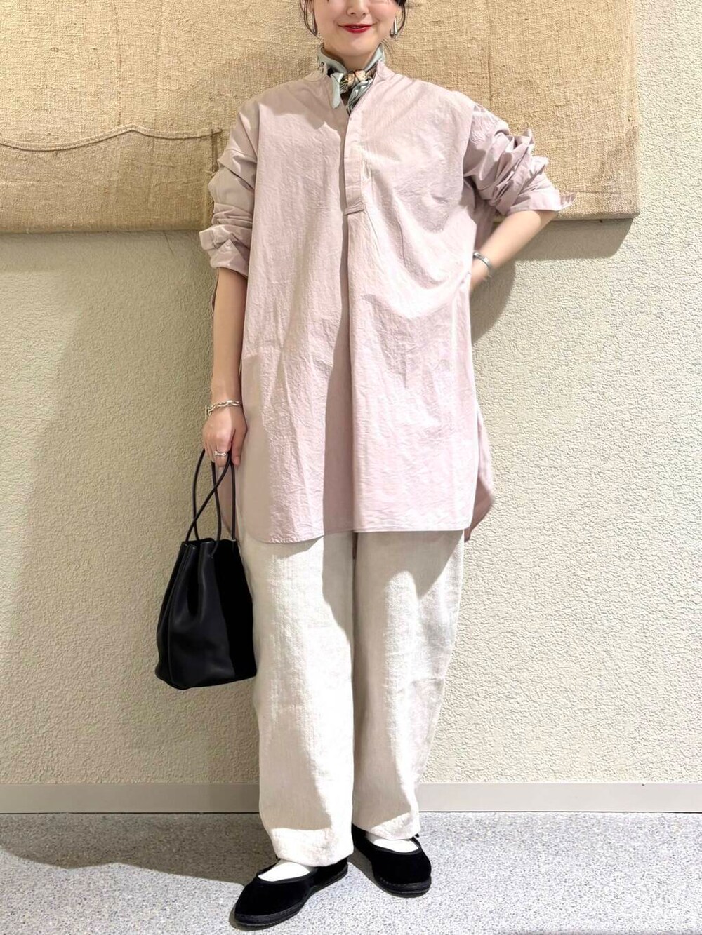 ベージュ系のその他パンツ、ピンク系のシャツ/ブラウスを着用したレディースの春コーディネートの4枚目の写真