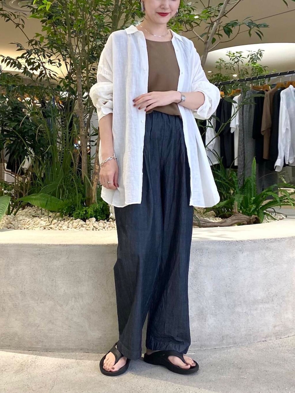 ホワイト系のシャツ/ブラウス、イエロー系のタンクトップ、ブルー系のデニムパンツを着用したレディースの夏コーディネートの5枚目の写真