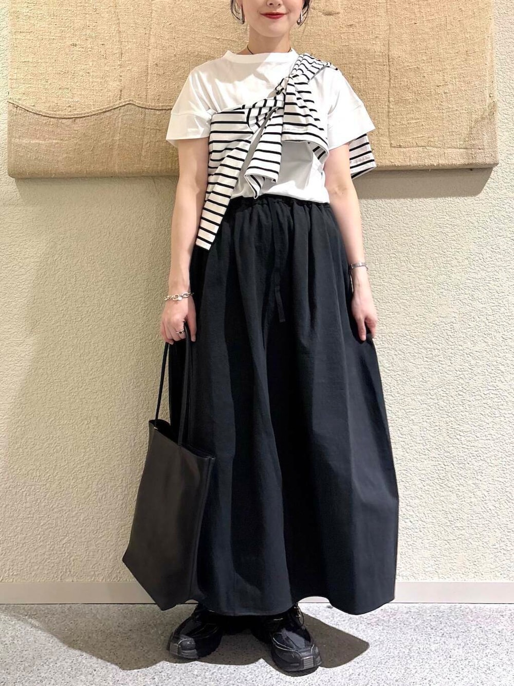 ブラック系のTシャツ/カットソーを着用したレディースの春コーディネートの5枚目の写真