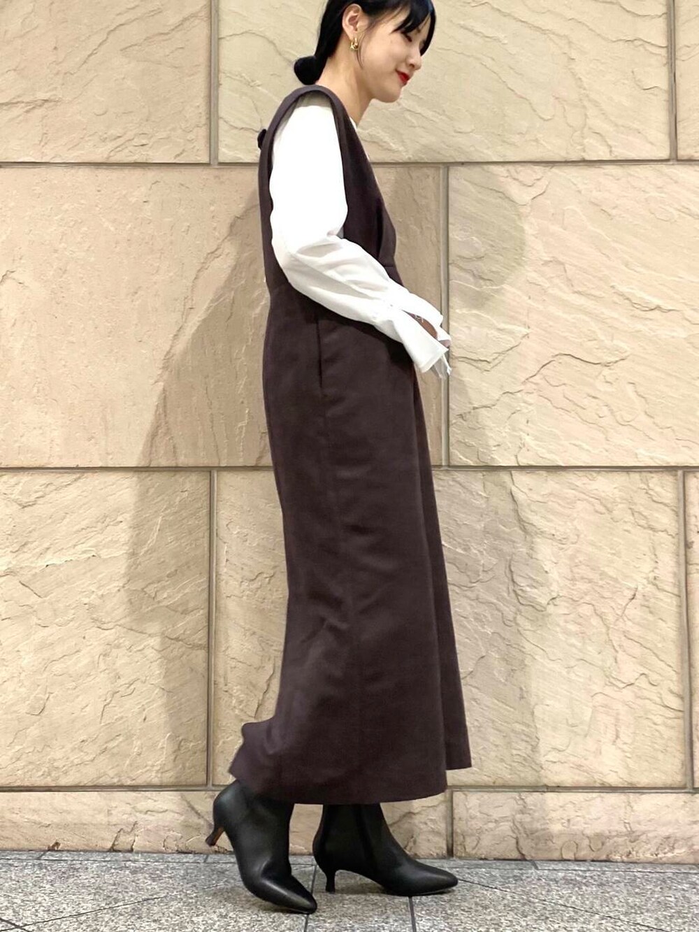 ホワイト系のシャツ/ブラウス、ブラック系のブーツ、レッド系のワンピースを着用したレディースの秋コーディネートの8枚目の写真