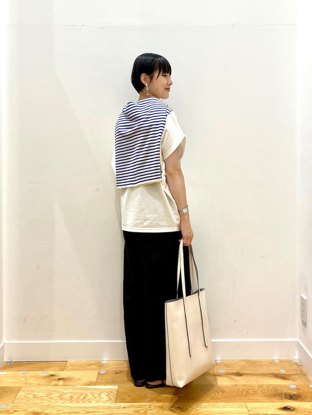 ホワイト系のTシャツ/カットソー、ブルー系のTシャツ/カットソー、ブラック系のその他パンツを着用したレディースの夏コーディネートの3枚目の写真