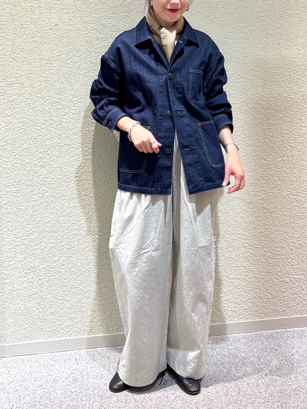 ブルー系のカバーオール、ブルー系のカバーオール、ブルー系のカバーオールを着用したレディースの秋コーディネートの4枚目の写真