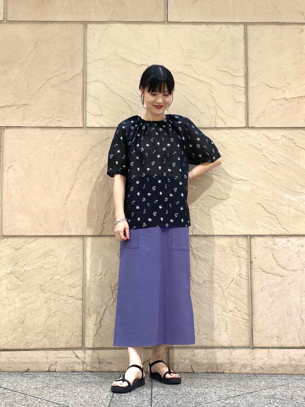 パープル系のスカート、ブラック系のシャツ/ブラウスを着用したレディースの夏コーディネートの3枚目の写真