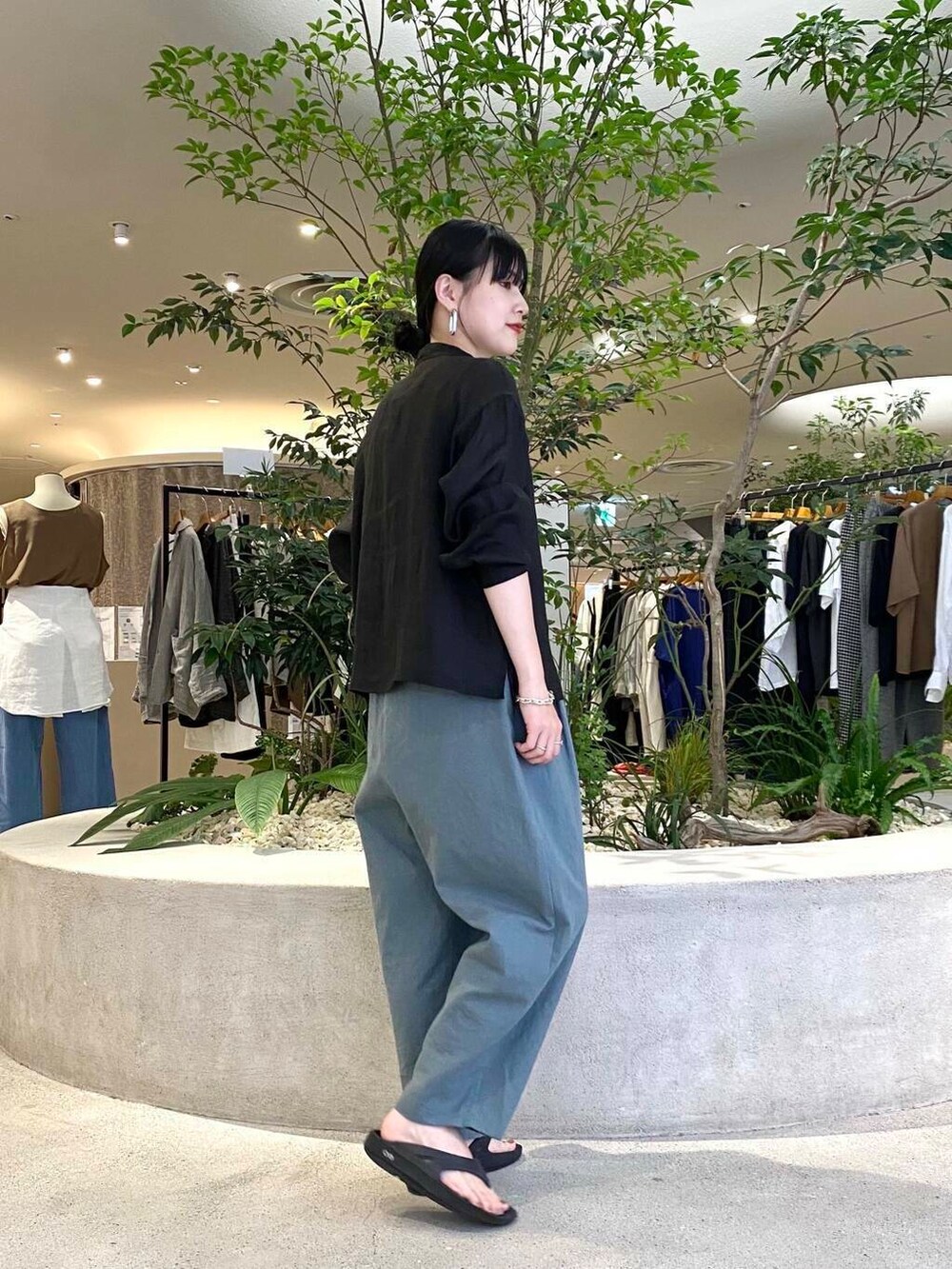 ブルー系のその他パンツ、ブラック系のシャツ/ブラウスを着用したレディースの夏コーディネートの2枚目の写真