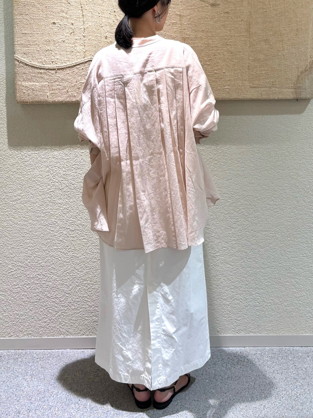 ピンク系のシャツ/ブラウス、ホワイト系のタンクトップ、ホワイト系のスカートを着用したレディースの夏コーディネートの5枚目の写真