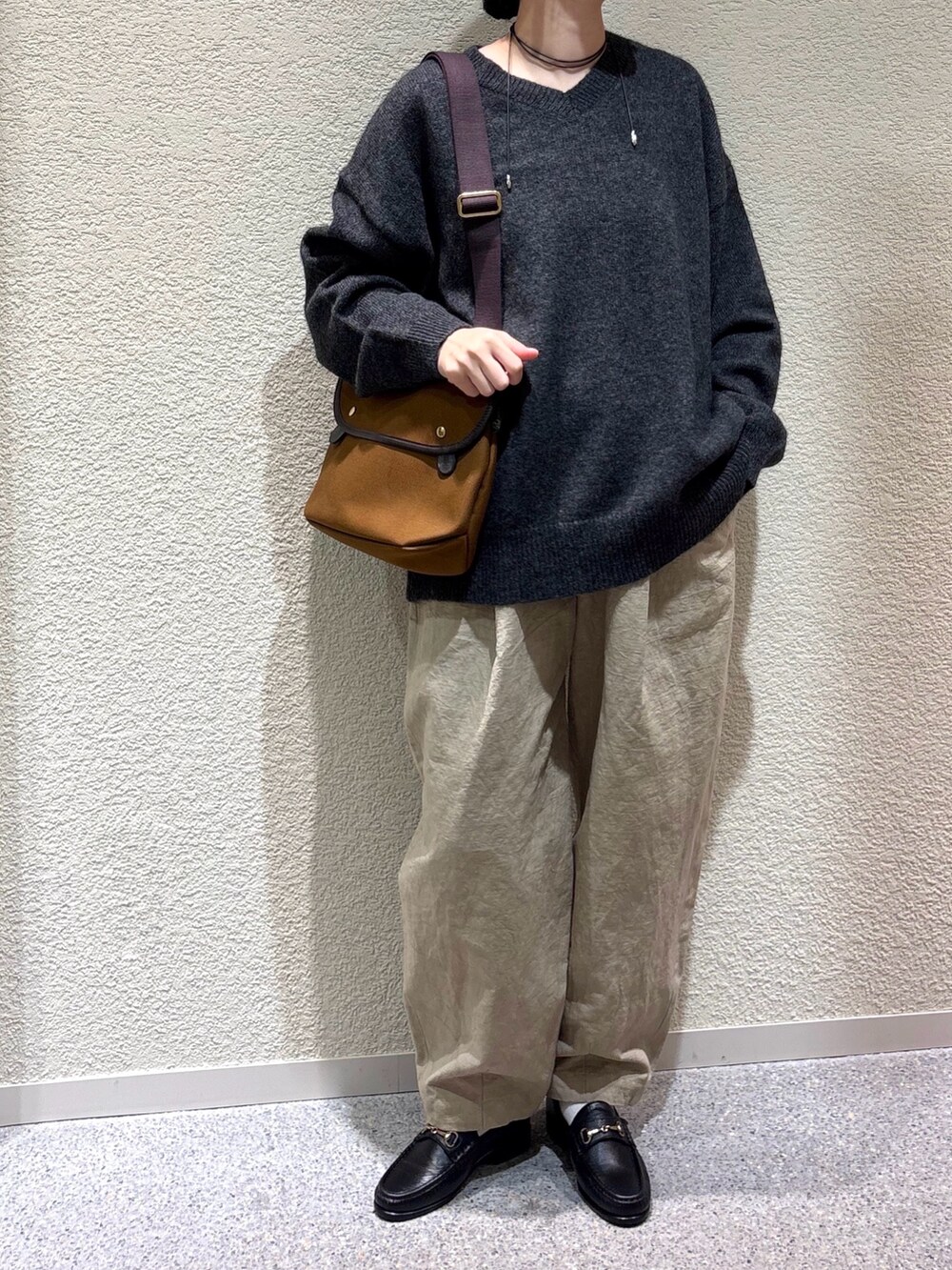 グレー系のニット/セーター、グリーン系のニット/セーター、ベージュ系のその他パンツを着用したレディースの秋コーディネートの4枚目の写真