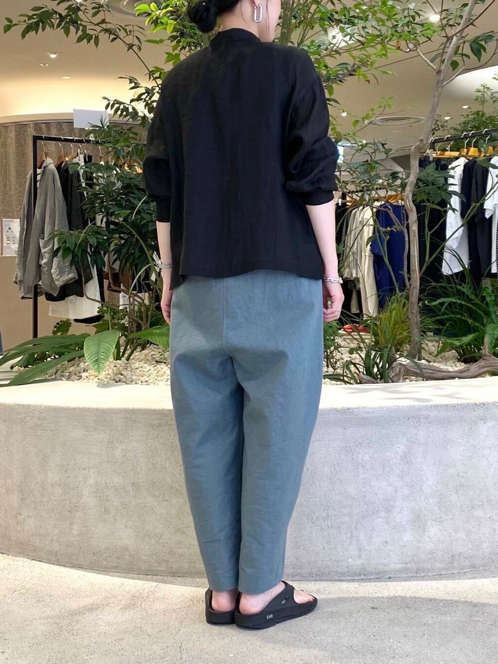 ブルー系のその他パンツ、ブラック系のシャツ/ブラウスを着用したレディースの夏コーディネートの4枚目の写真