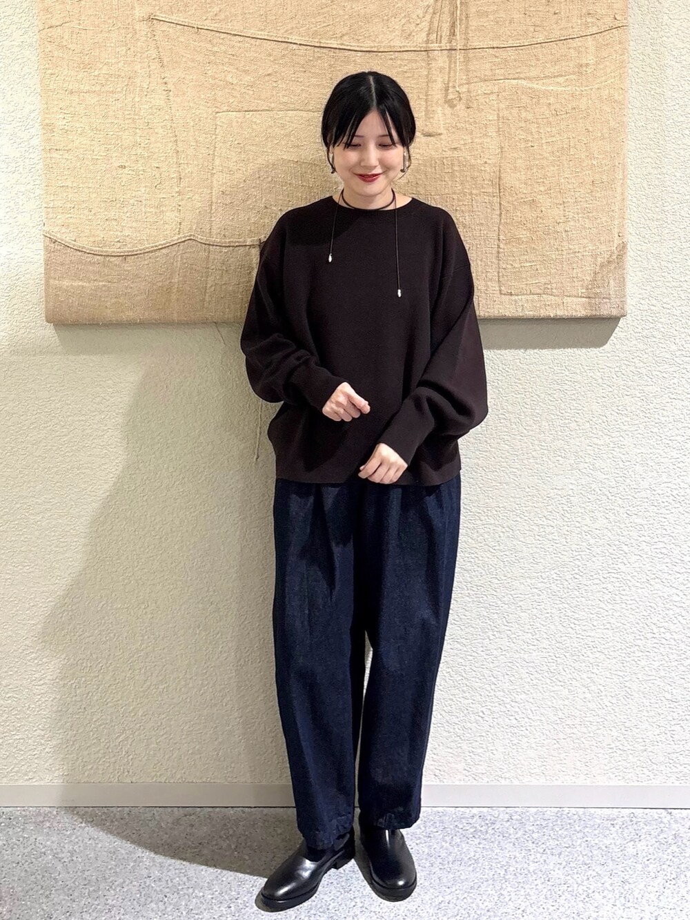 ブラウン系のニット/セーター、ブラウン系のニット/セーター、ブルー系のデニムパンツを着用したレディースの秋コーディネートの6枚目の写真