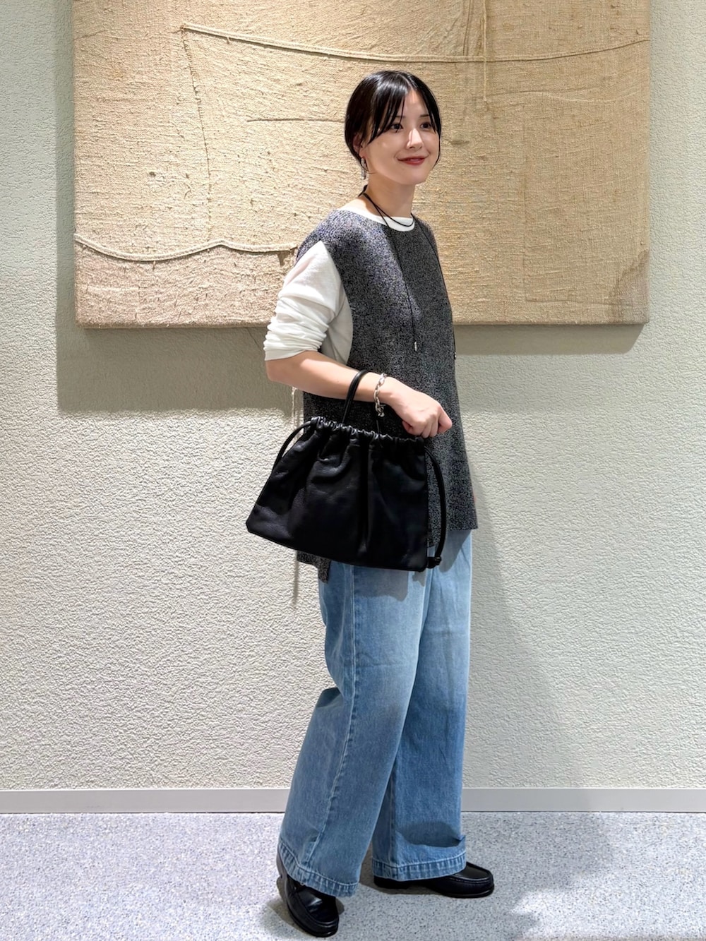 ホワイト系のTシャツ/カットソー、ホワイト系のTシャツ/カットソー、グリーン系のニット/セーターを着用したレディースの秋コーディネートの2枚目の写真