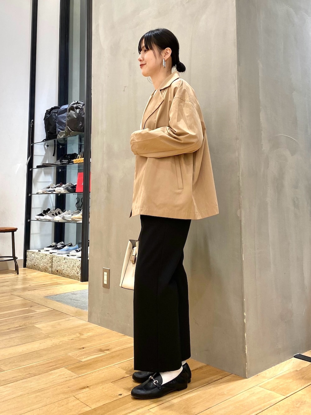 ホワイト系のニット/セーター、ブラック系のその他パンツ、ホワイト系のトートバッグを着用したレディースの冬コーディネートの2枚目の写真