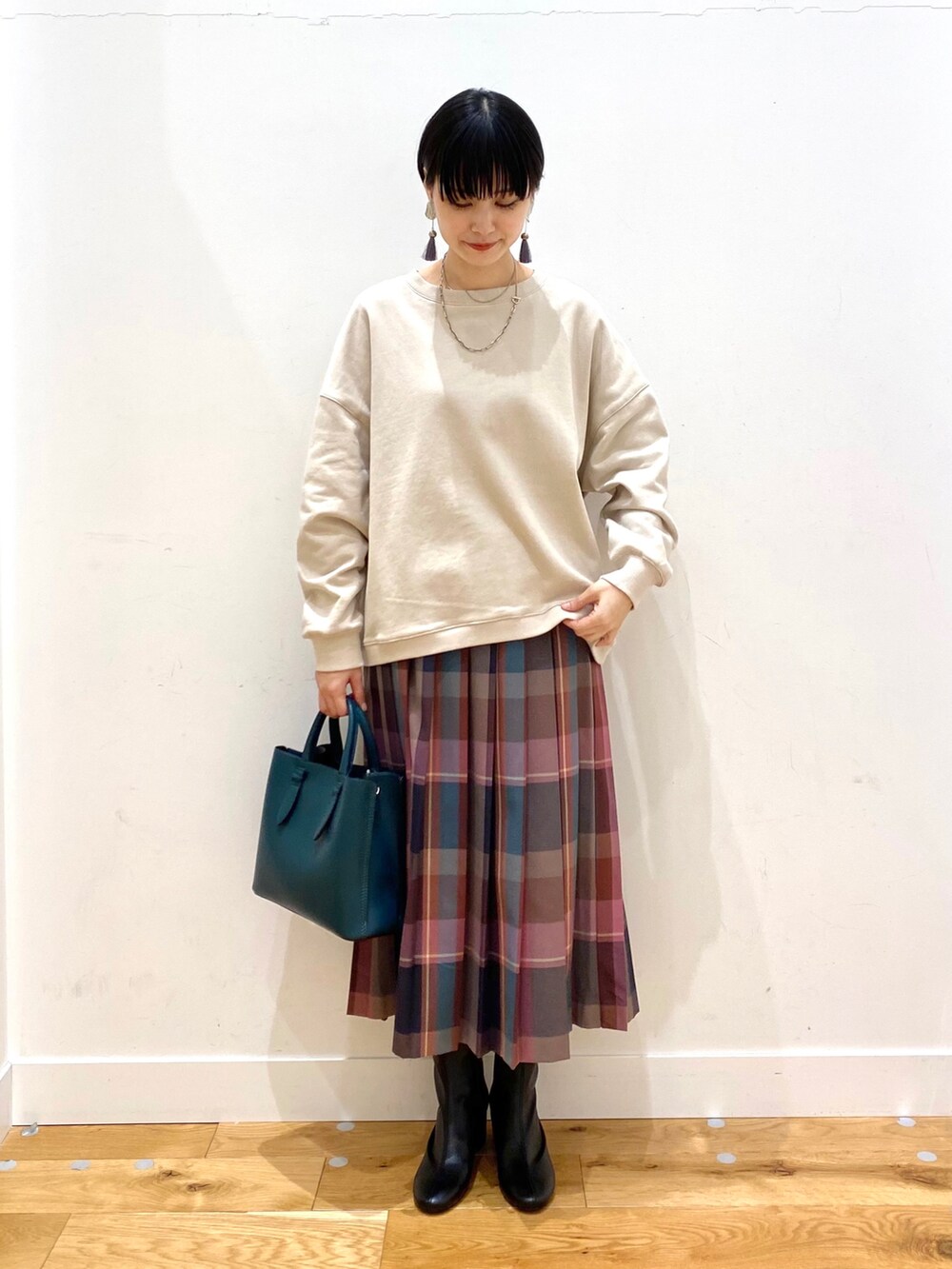 「クリスマスに着たい服、冬コーデ、あったかコーデ、シンプルコーデ、きれいめカジュアル、チェック柄に恋してる、ブーツ、ロングコート、マイベストコーデ2021、おしゃれさんと繋がりたい、URBAN RESEARCH DOORS、URBAN RESEARCH DOORS WOMENS」|「URBAN RESEARCH DOORSのキルトノーカラーライトコート(ダウンジャケット/コート、グレー系)」を使った、saoriさん(レディース・158cm)の冬コーディネートの4枚目の写真