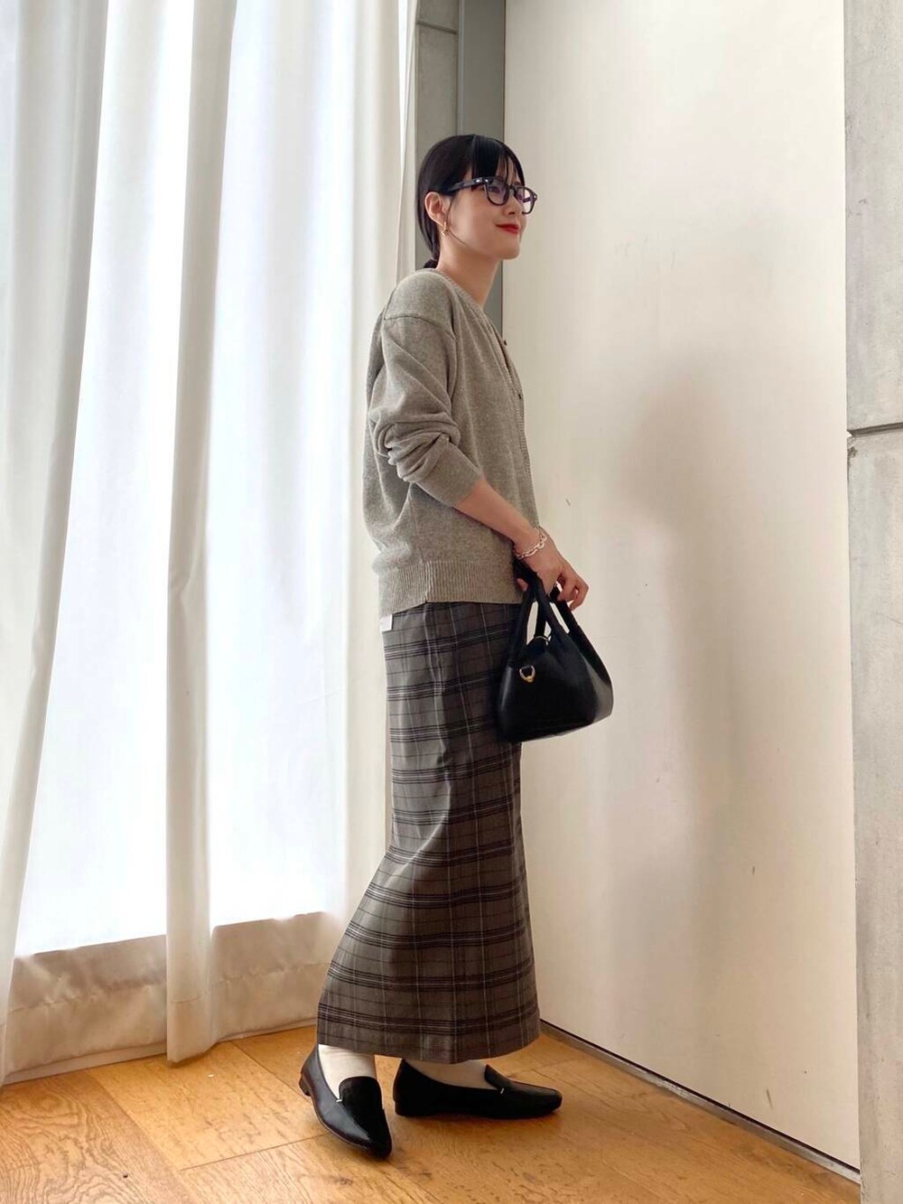 ブラック系のローファー、その他のスカート、グレー系のカーディガン/ボレロを着用したレディースの秋コーディネートの3枚目の写真