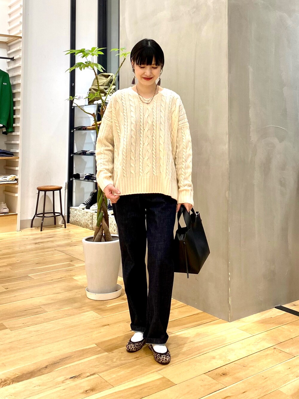「きれいめカジュアル、休日スタイル、シンプルコーデ、大人カジュアル、冬コーデ、ニット、古着MIX、デニム、クリスマスに着たい服、マイベストコーデ2022、おしゃれさんと繋がりたい、URBAN RESEARCH DOORS、URBAN RESEARCH DOORS WOMENS、ホワイトコーデ」｜「URBAN RESEARCH DOORSのハミルトンウールアラン柄ニット（ニット/セーター、ホワイト系）」を使った、saoriさん（レディース・158cm）の冬コーディネートの2枚目の写真