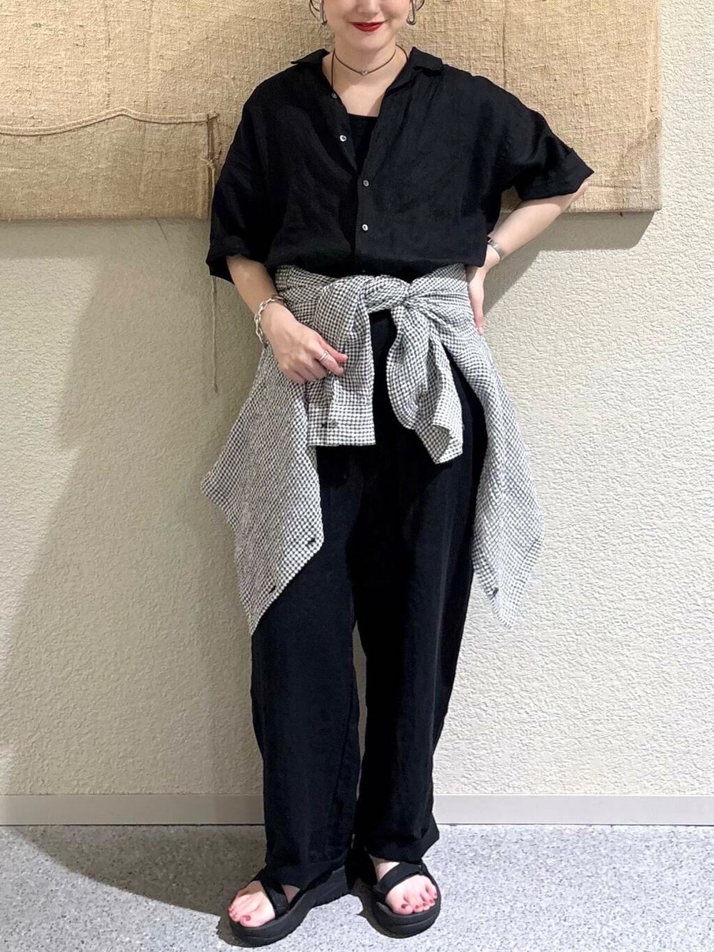 ブラック系のサロペット/オーバーオール、ホワイト系のシャツ/ブラウスを着用したレディースの夏コーディネートの4枚目の写真