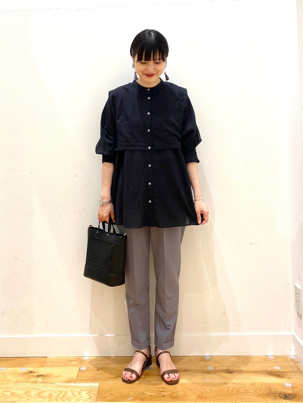 ブルー系のその他パンツ、ブラウン系のサンダル、ブラック系のシャツ/ブラウスを着用したレディースの春コーディネートの2枚目の写真