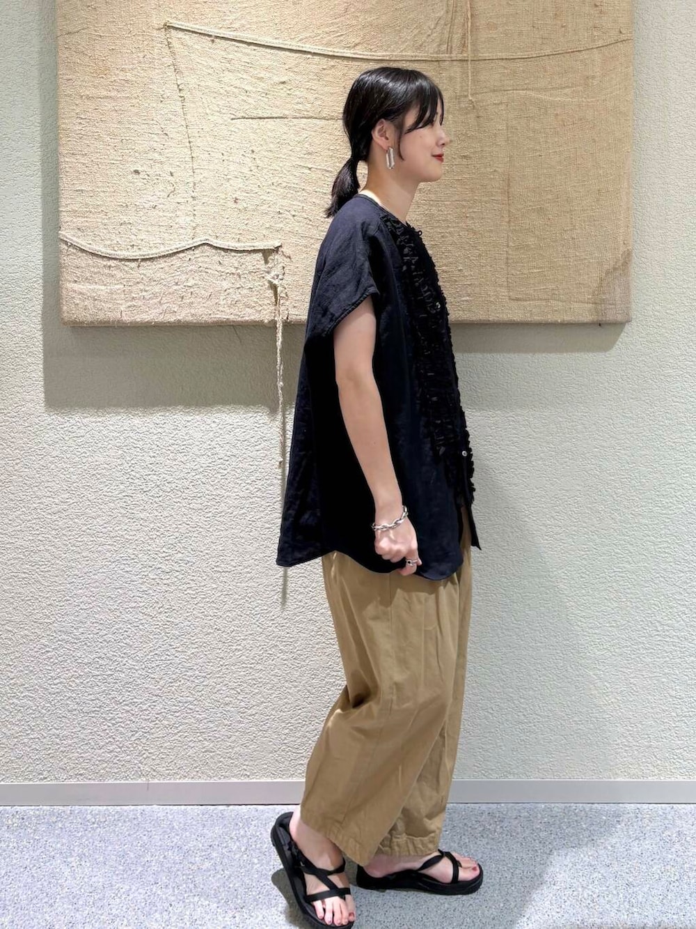 ベージュ系のその他パンツ、ブルー系のシャツ/ブラウスを着用したレディースの夏コーディネートの2枚目の写真