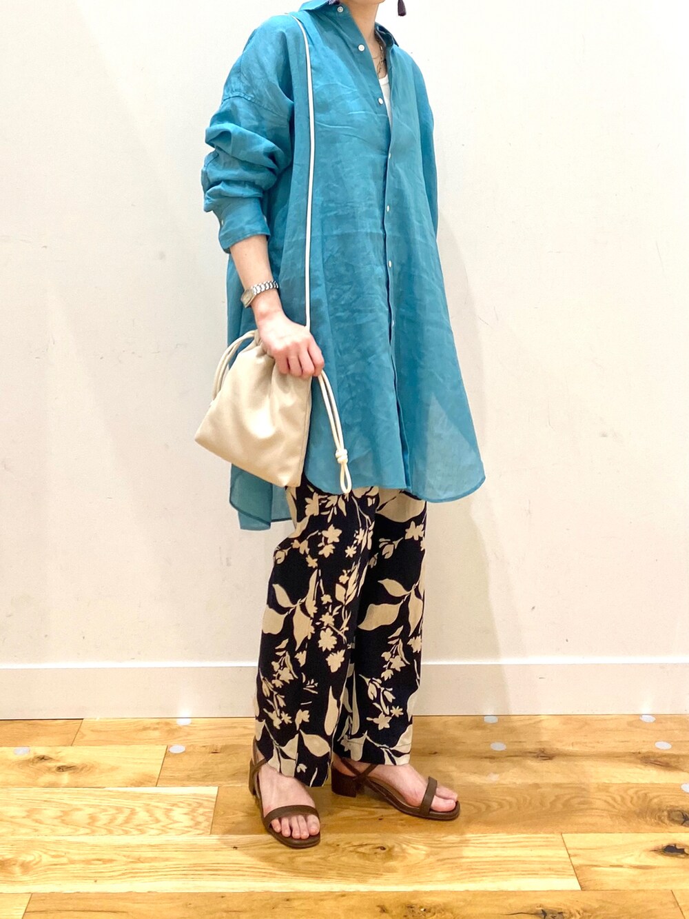 ブルー系のシャツ/ブラウス、ホワイト系のタンクトップ、ブルー系のその他パンツを着用したレディースの春コーディネートの4枚目の写真