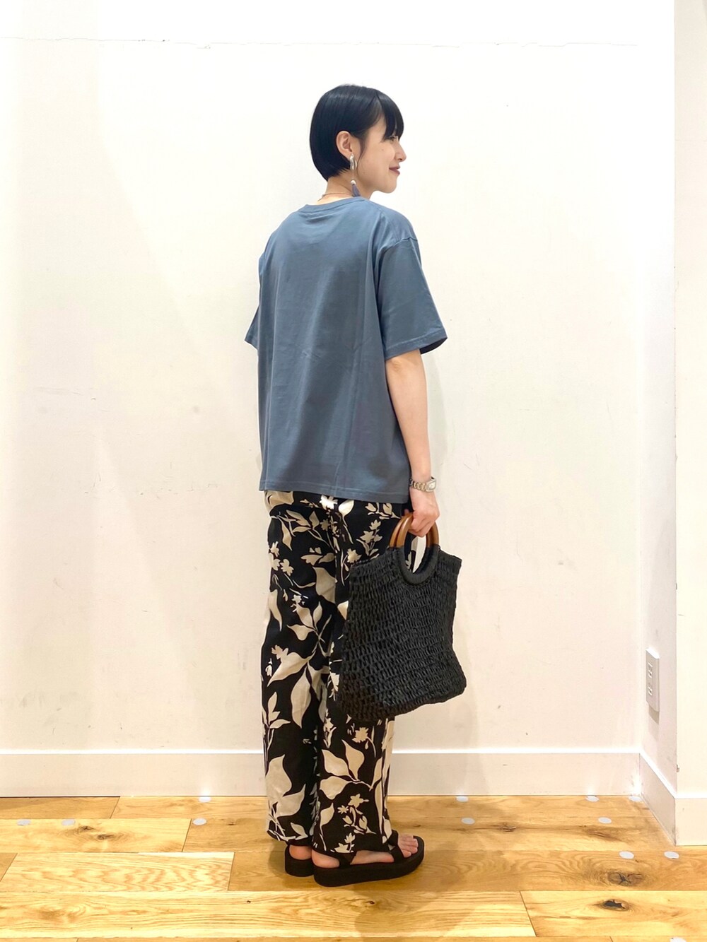 ブラック系のその他パンツ、ブラック系のトートバッグ、ブラック系のサンダルを着用したレディースの春コーディネートの3枚目の写真