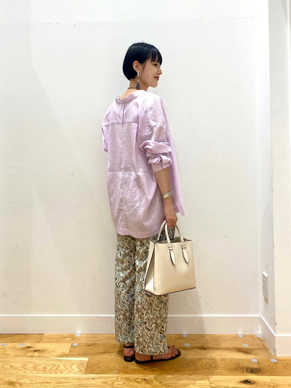 パープル系のシャツ/ブラウス、ホワイト系のタンクトップ、ホワイト系のその他パンツを着用したレディースの夏コーディネートの3枚目の写真