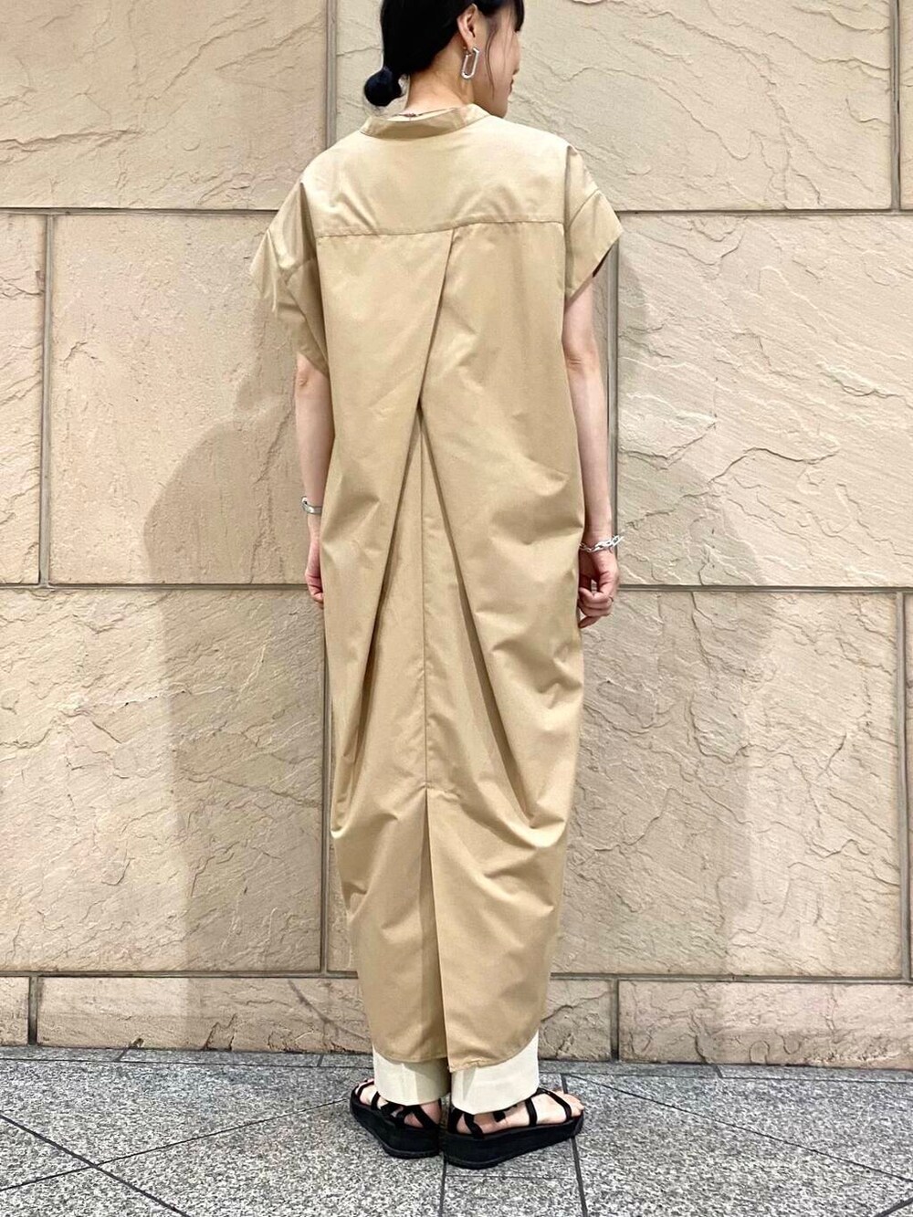 ベージュ系のその他パンツ、ベージュ系のワンピースを着用したレディースの夏コーディネートの7枚目の写真