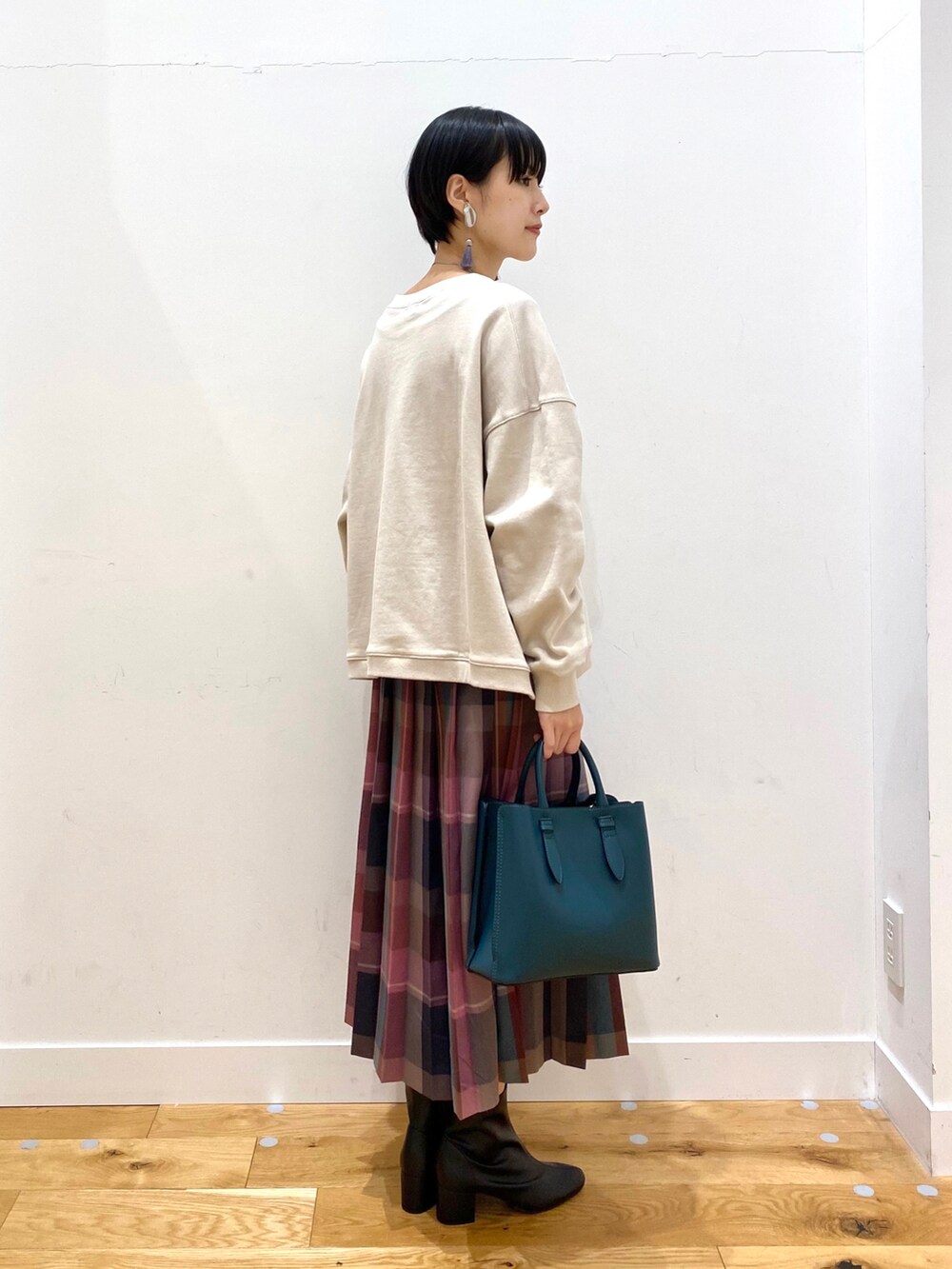「クリスマスに着たい服、冬コーデ、あったかコーデ、シンプルコーデ、きれいめカジュアル、チェック柄に恋してる、ブーツ、ロングコート、マイベストコーデ2021、おしゃれさんと繋がりたい、URBAN RESEARCH DOORS、URBAN RESEARCH DOORS WOMENS」|「URBAN RESEARCH DOORSのキルトノーカラーライトコート(ダウンジャケット/コート、グレー系)」を使った、saoriさん(レディース・158cm)の冬コーディネートの5枚目の写真