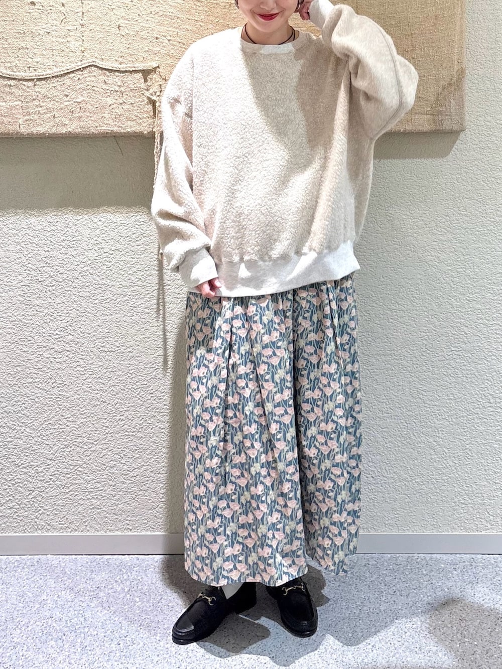 ベージュ系のその他トップス、ベージュ系のその他トップス、その他のスカートを着用したレディースの秋コーディネートの4枚目の写真