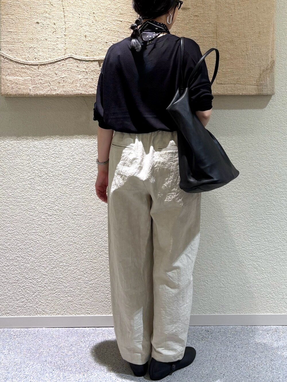 ベージュ系のその他パンツ、ブラック系のトートバッグ、ブラック系のバレエシューズを着用したレディースの秋コーディネートの5枚目の写真