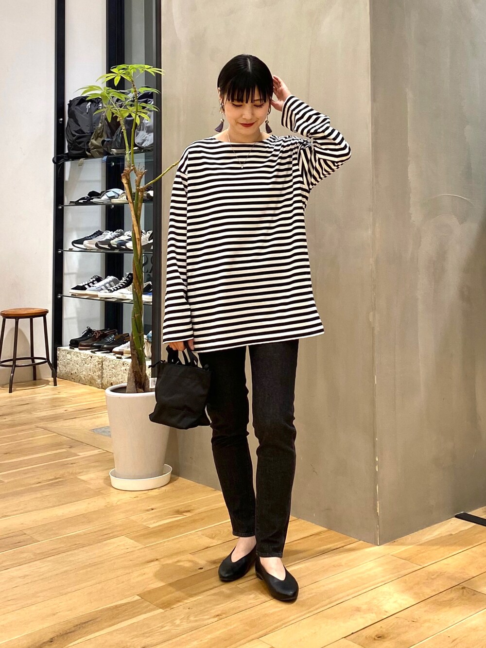 ベージュ系のMA-1、ブラック系のTシャツ/カットソー、ブラック系のデニムパンツを着用したレディースの春コーディネートの3枚目の写真