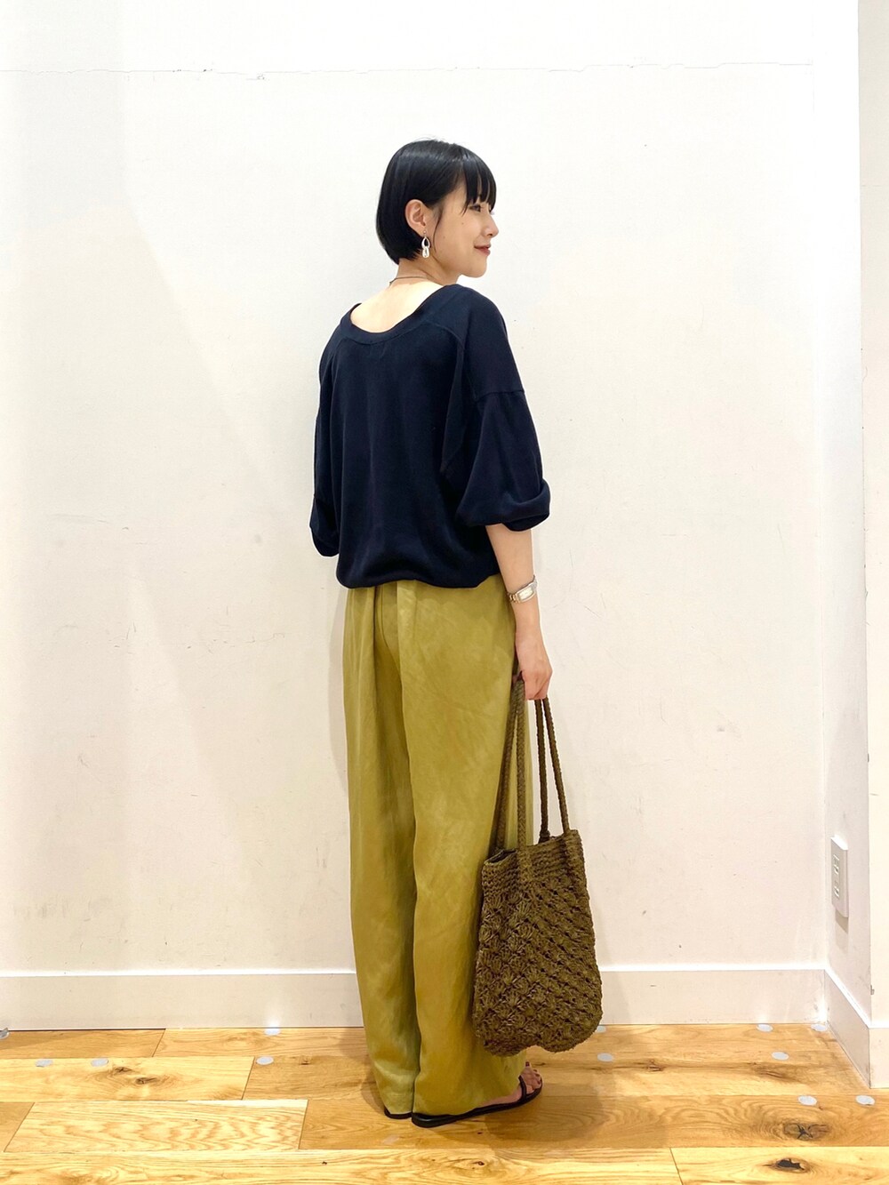 ブラック系のカーディガン/ボレロ、ブラック系のタンクトップ、イエロー系のその他パンツを着用したレディースの夏コーディネートの3枚目の写真