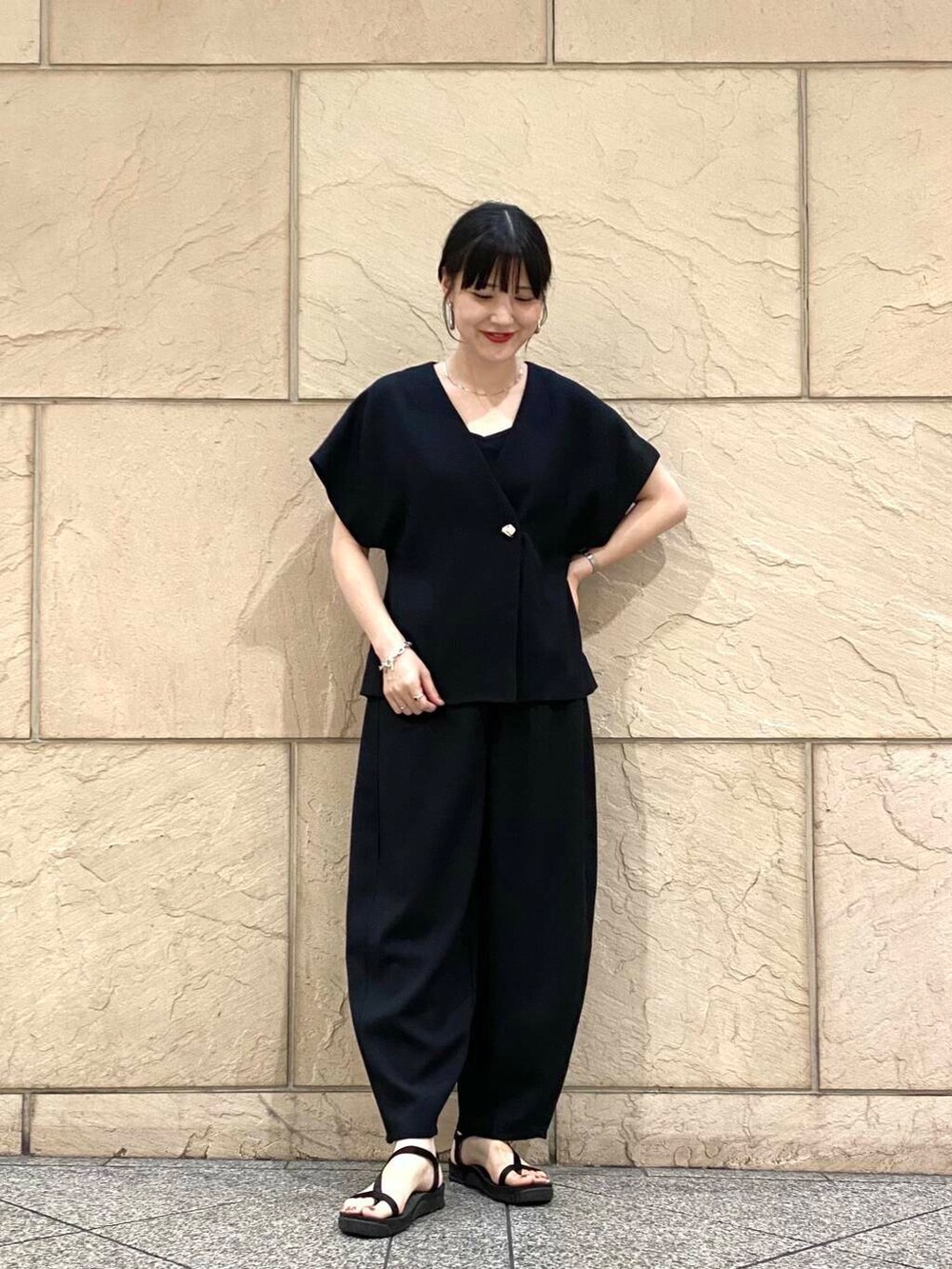 ブラック系のキャミソール、ブラック系のベスト、ブラック系のその他パンツを着用したレディースの夏コーディネートの3枚目の写真