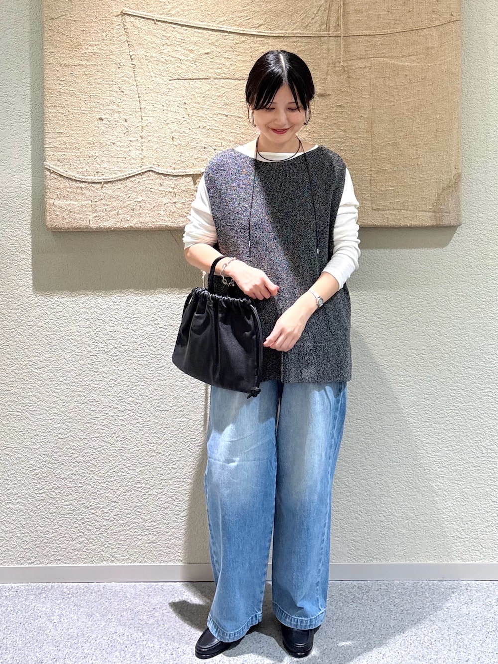 ホワイト系のTシャツ/カットソー、ホワイト系のTシャツ/カットソー、グリーン系のニット/セーターを着用したレディースの秋コーディネートの6枚目の写真