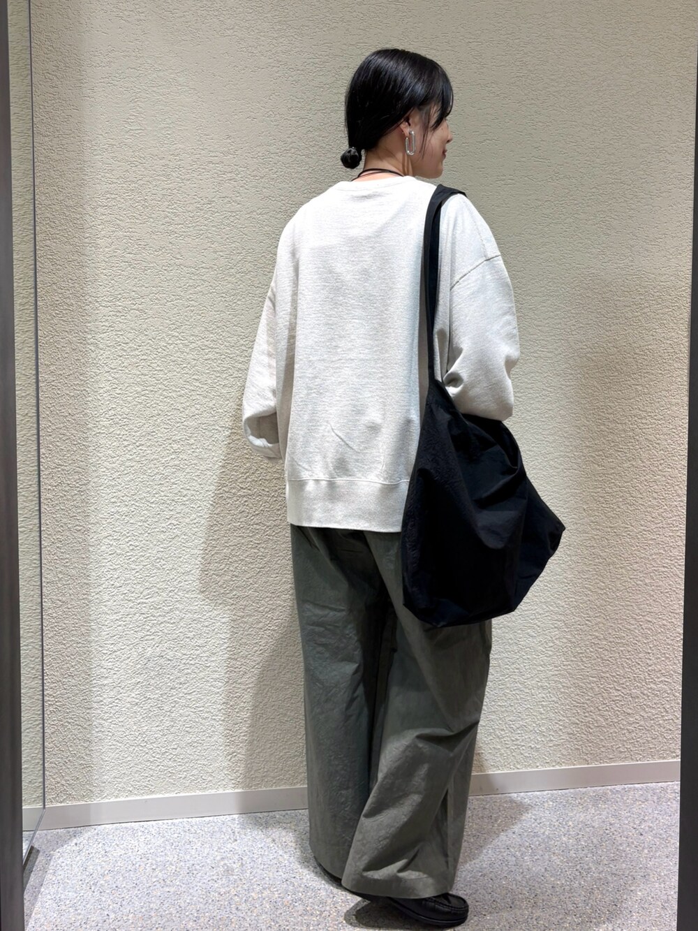 ベージュ系のスウェット、ベージュ系のスウェット、グリーン系のその他パンツを着用したレディースの秋コーディネートの3枚目の写真