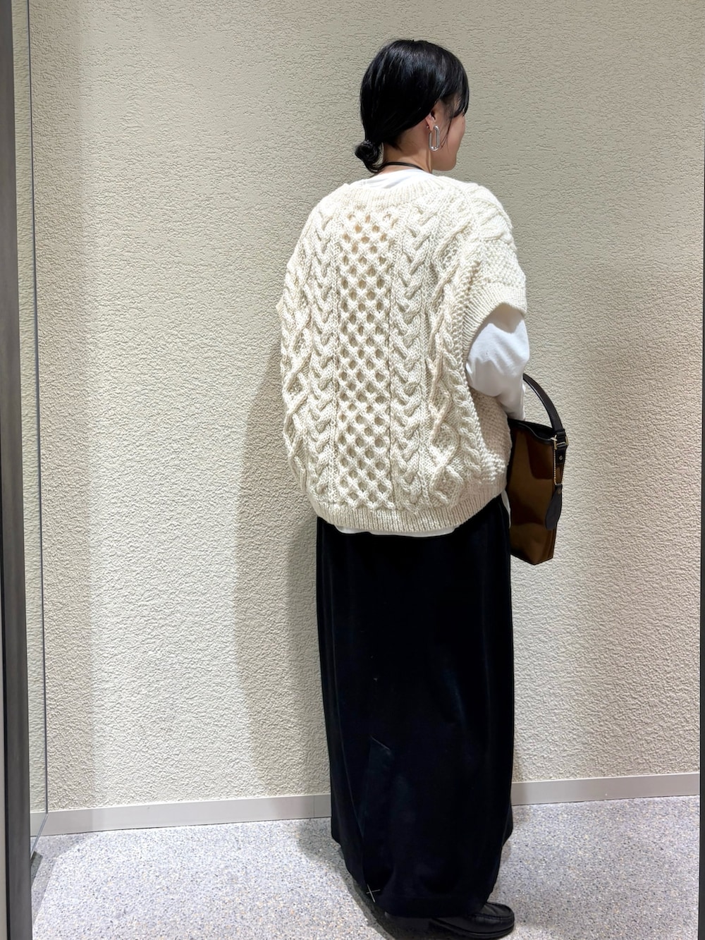 ホワイト系のTシャツ/カットソー、ホワイト系のTシャツ/カットソー、ホワイト系のニット/セーターを着用したレディースの秋コーディネートの3枚目の写真