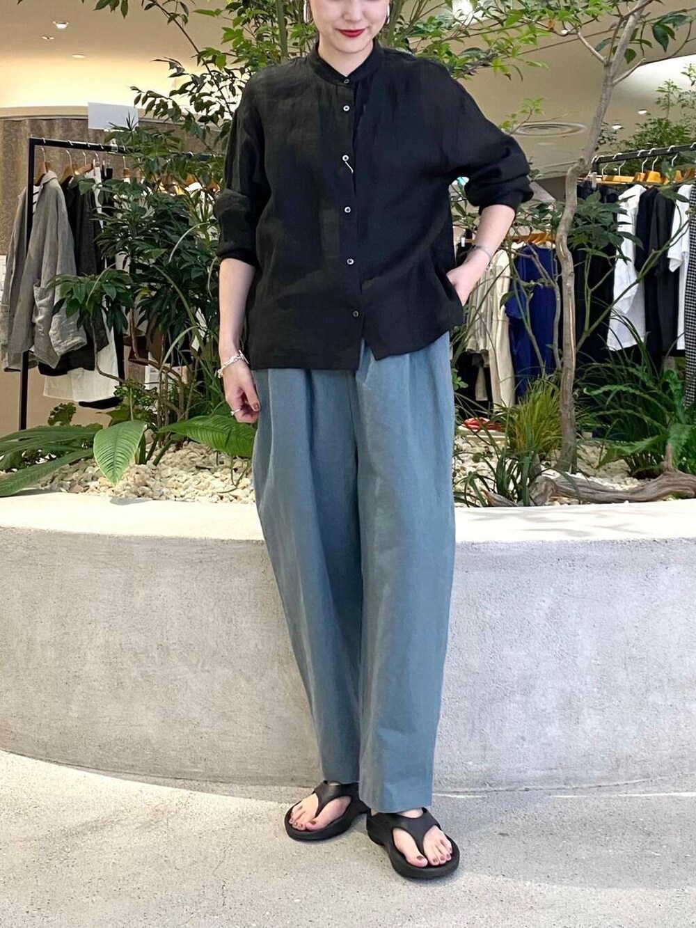 ブルー系のその他パンツ、ブラック系のシャツ/ブラウスを着用したレディースの夏コーディネートの3枚目の写真