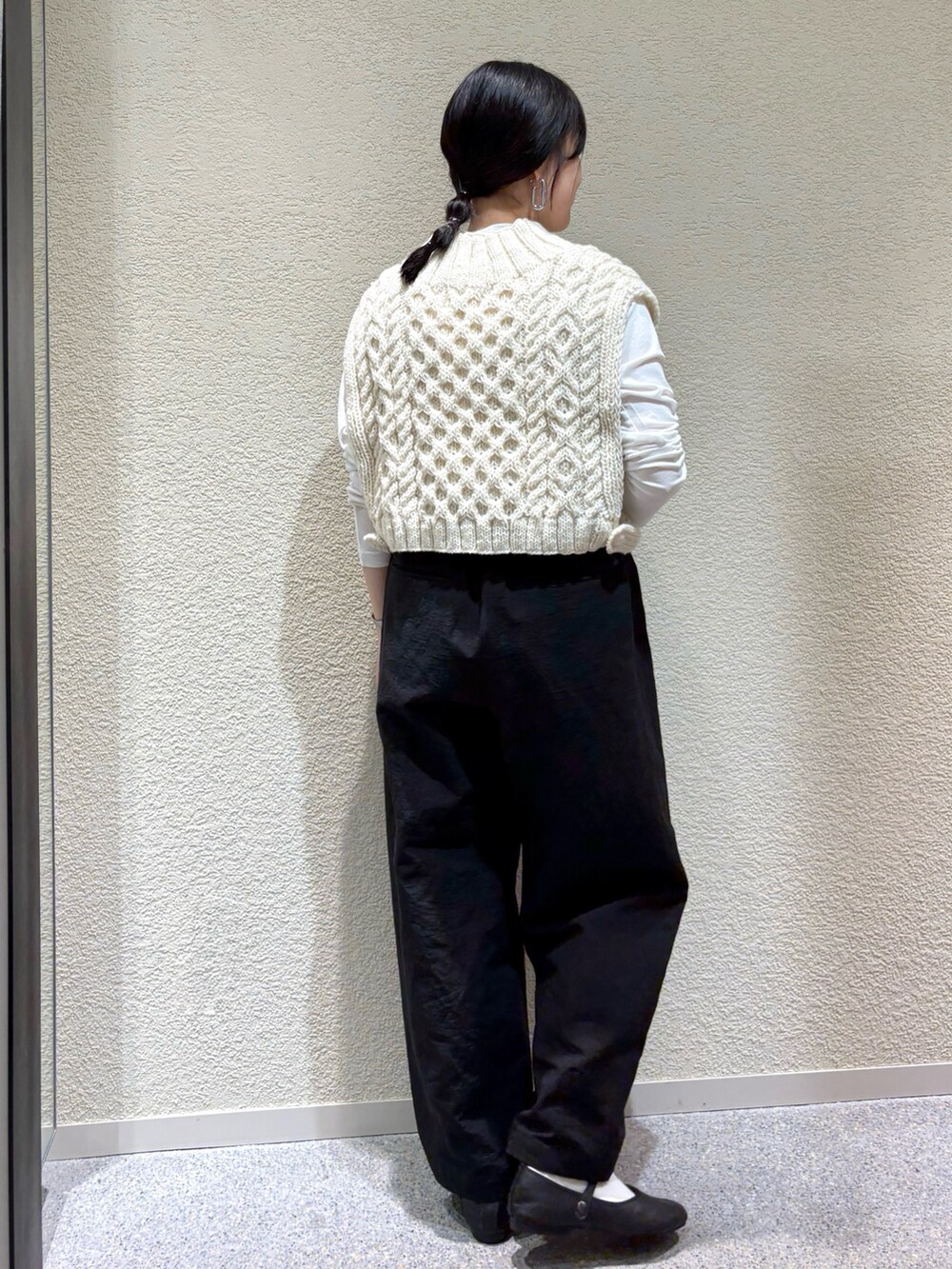 ブラウン系のその他アウター、ホワイト系のニット/セーター、ホワイト系のTシャツ/カットソーを着用したレディースの秋コーディネートの6枚目の写真