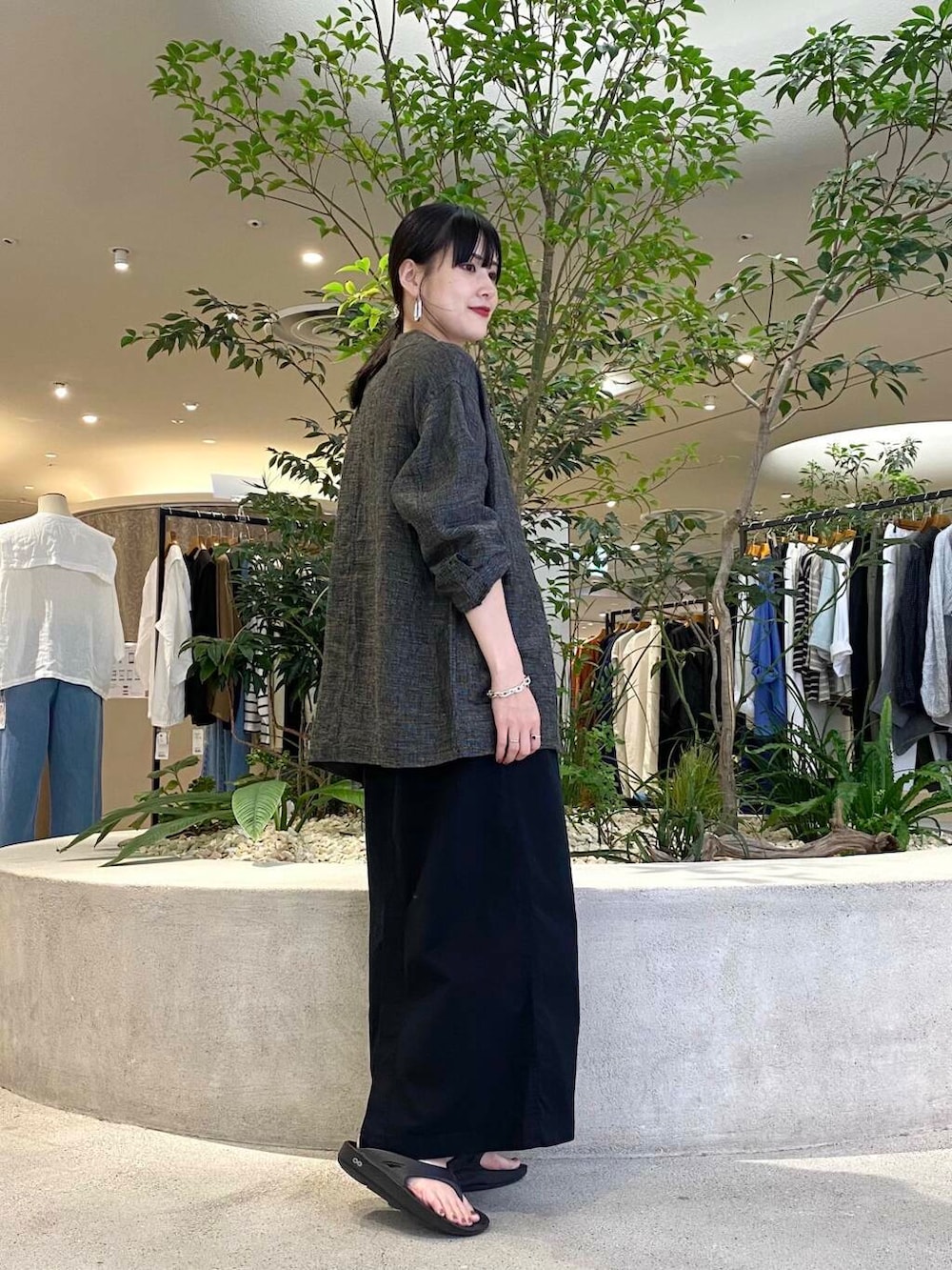 ブラック系のスカート、ブラック系のテーラードジャケット、ブラック系のタンクトップを着用したレディースの夏コーディネートの3枚目の写真