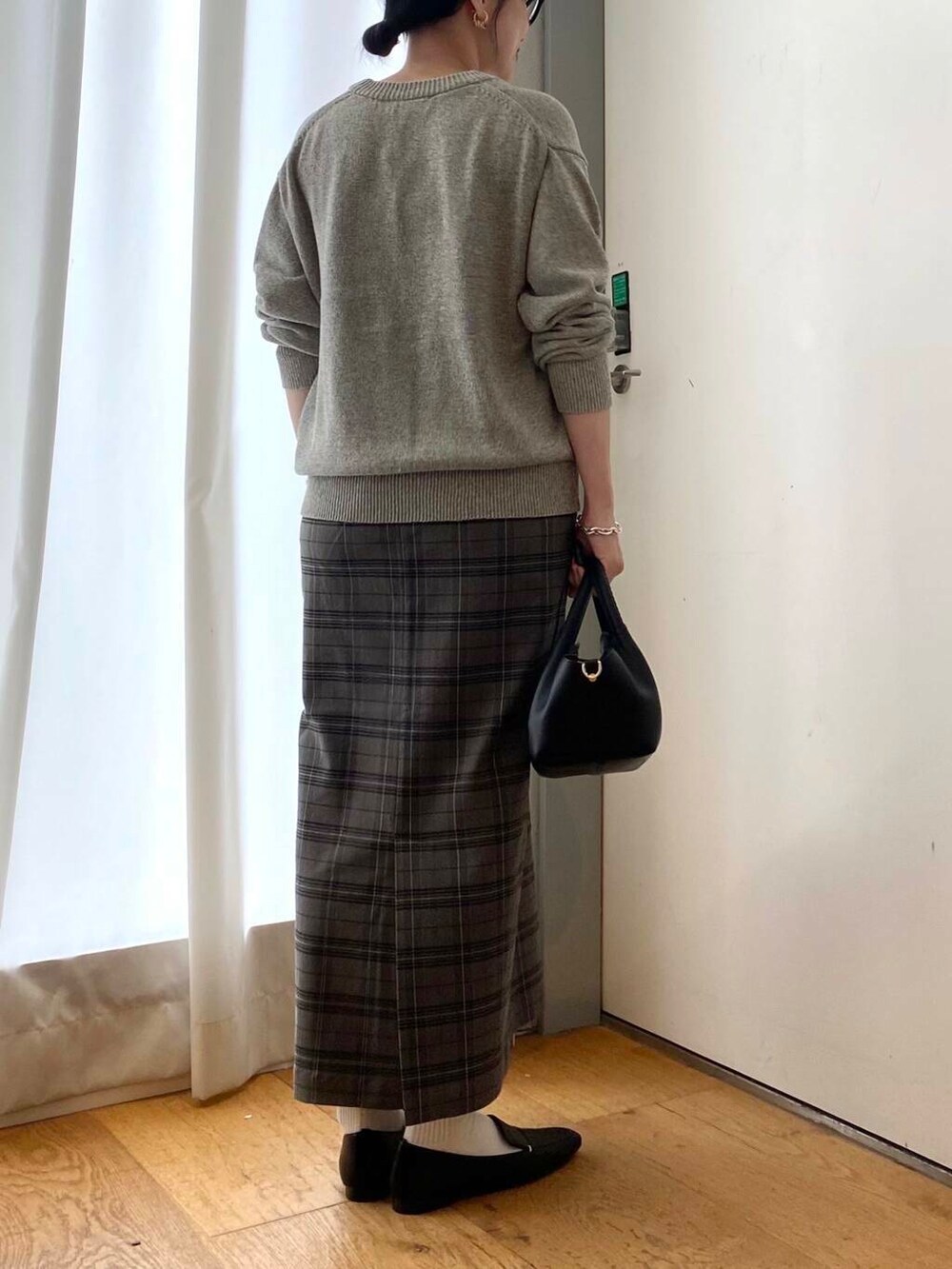 ブラック系のローファー、その他のスカート、グレー系のカーディガン/ボレロを着用したレディースの秋コーディネートの6枚目の写真