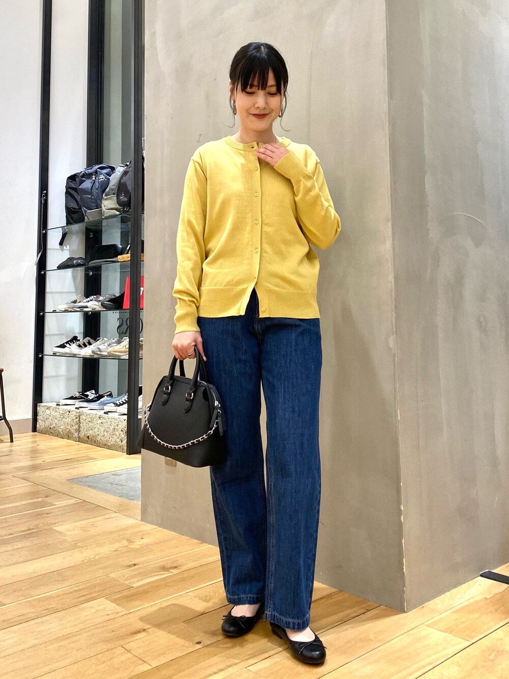 ベージュ系のその他アウター、イエロー系のカーディガン/ボレロ、ブルー系のTシャツ/カットソーを着用したレディースの春コーディネートの5枚目の写真