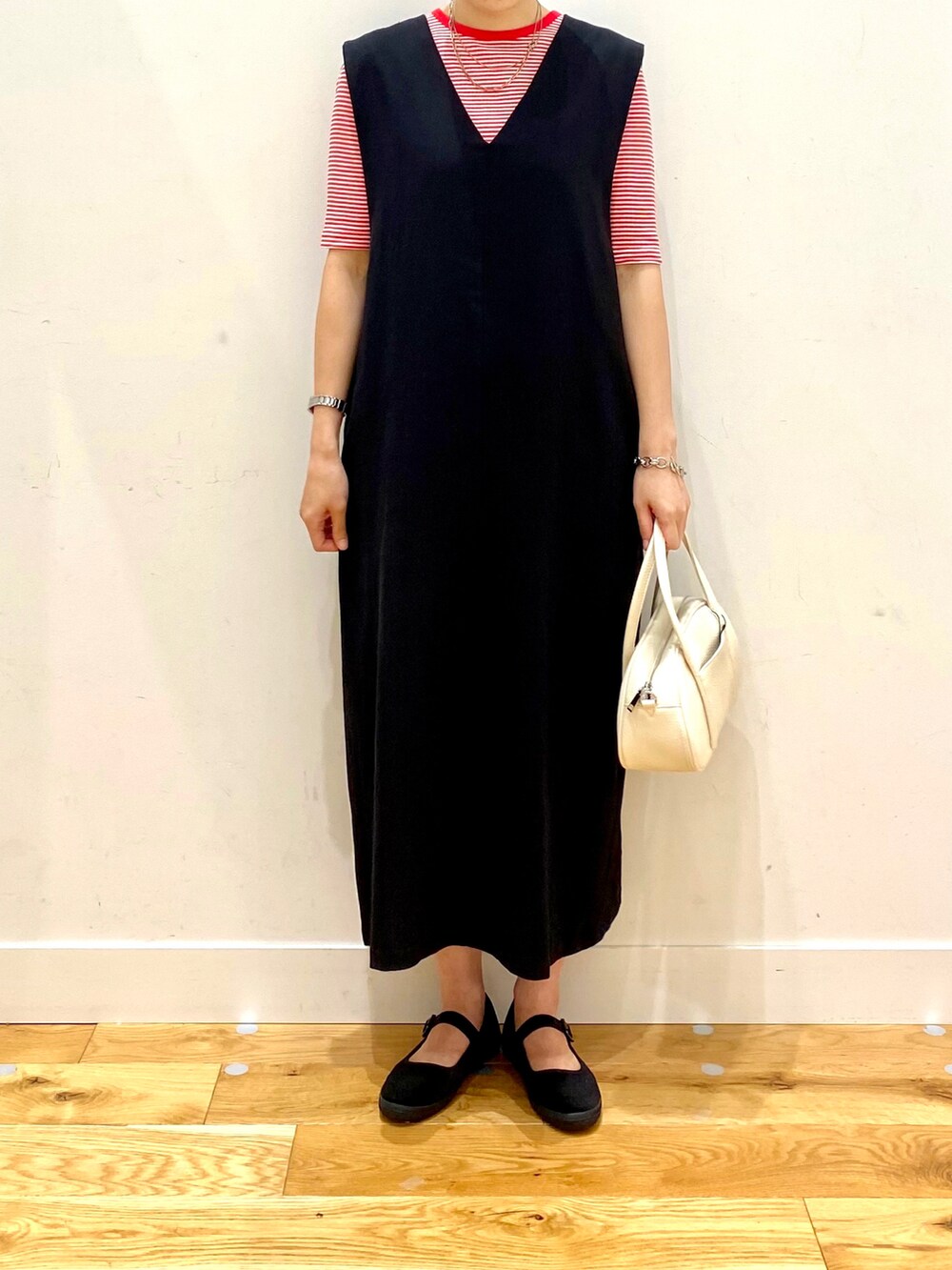 レッド系のTシャツ/カットソー、ブラック系のワンピース、ホワイト系のショルダーバッグを着用したレディースの夏コーディネートの4枚目の写真